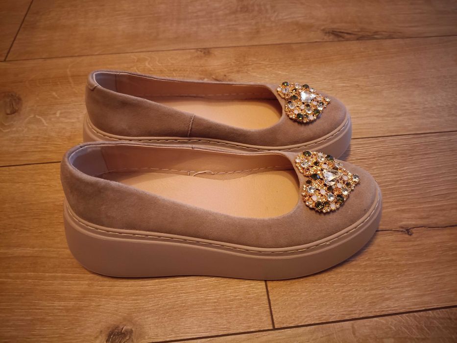 Buty Lurso Slip On z ozdobnym serduszkiem r. 38