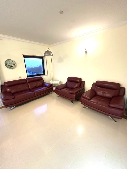 Conjunto sofa e poltronas de pele