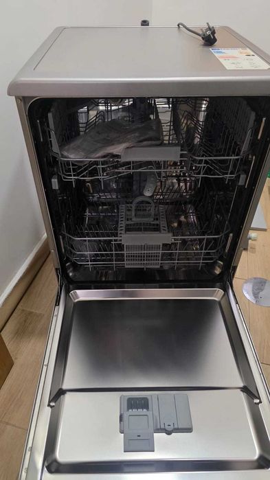 Máquina de lavar loiça - 14 serviços em ótimo estado