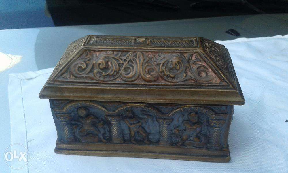 Baú em loiça decorativo