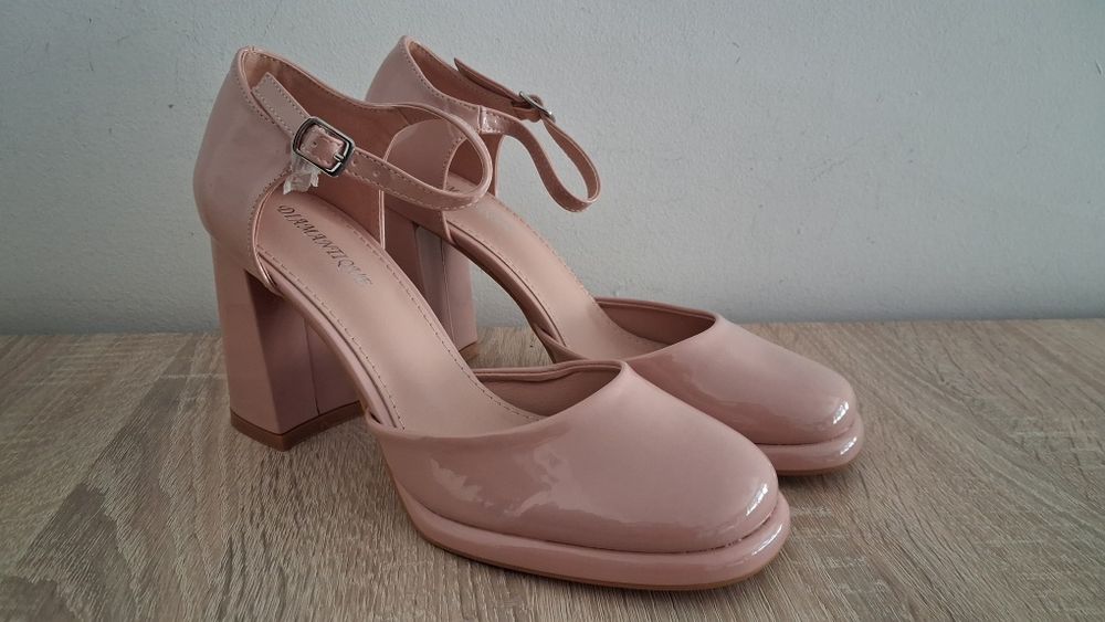 Buty na obcasie 39