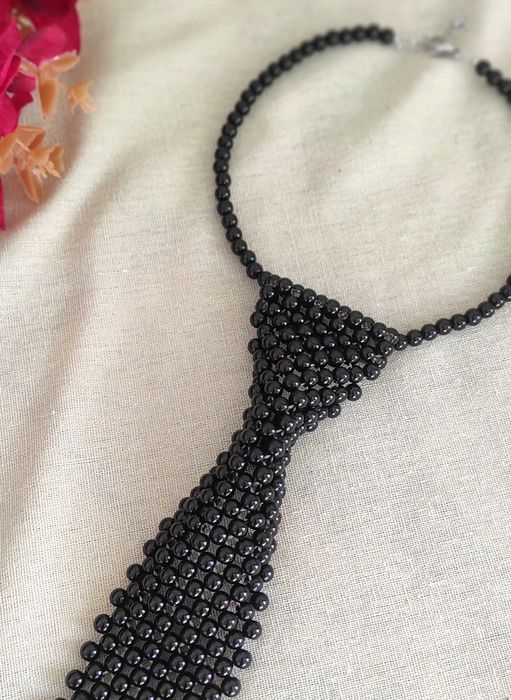 Краватка чорна з бусин