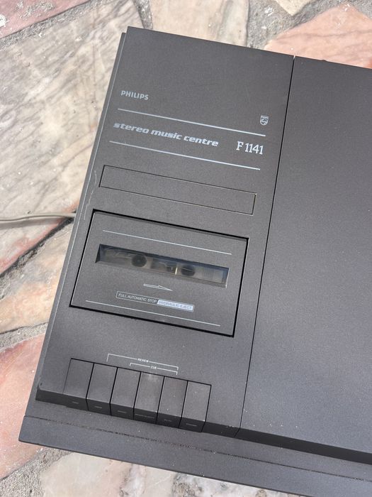 Leitor de Vinil Philips F1141 e radio antigo para peças