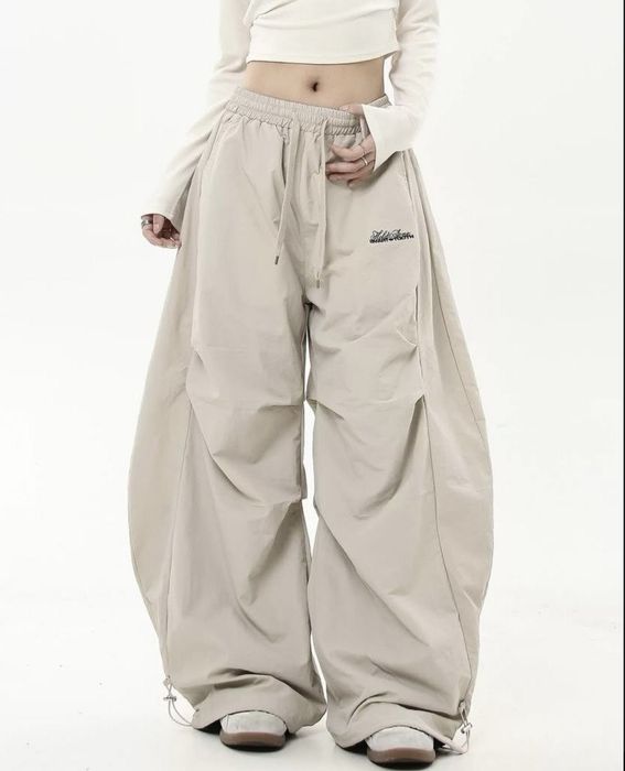 Широкі штани бежевого колору