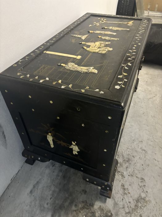 Bau/ Arca de madeira com desenhos madre pérola