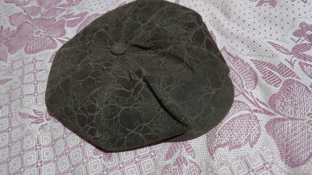 Берет женский с козырьком