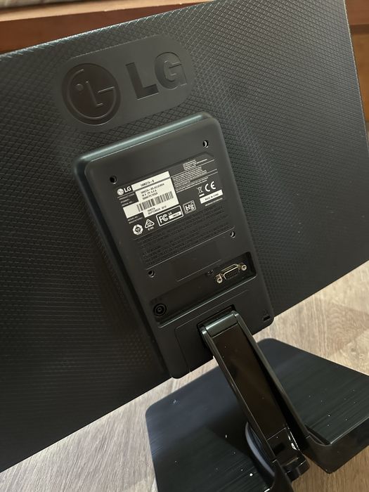 Monitor LG 19” LED (19M37A) com suporte, cabo VGA e transformador