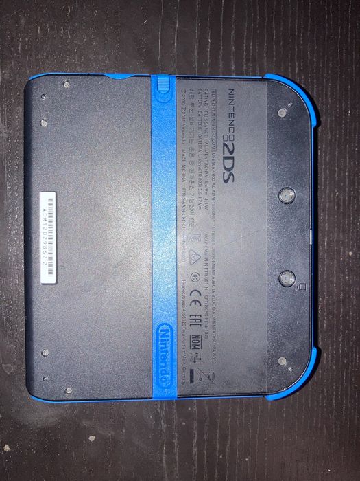 Nintendo 2DS Azul e Preta c/ Pokémon Sun