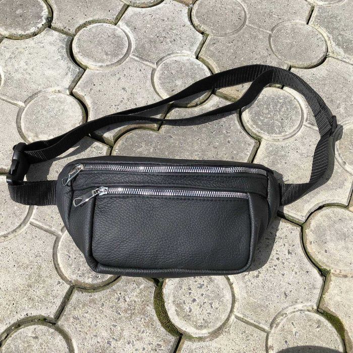 Кожаная качественная бананка c серебряным замком. Цвет: черный.