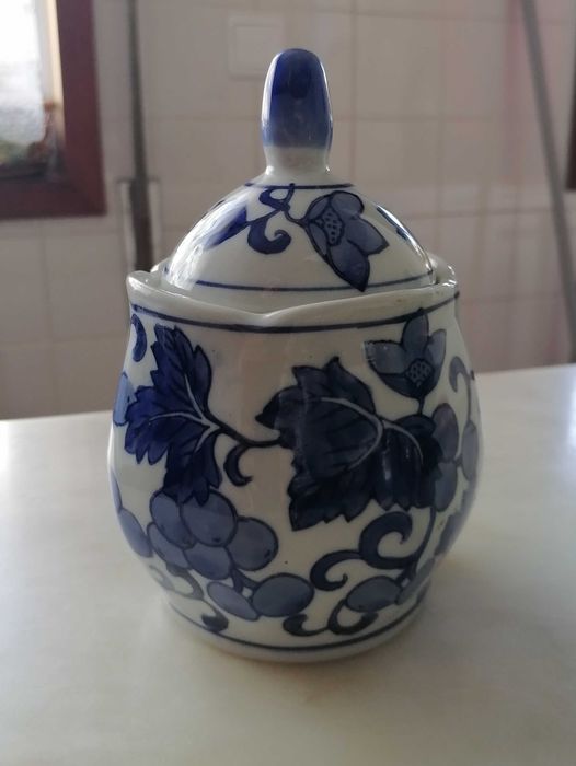 Porcelana decorativa em azul e branco