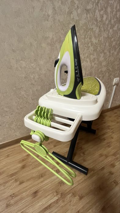 Прасувальна дошка з праскою