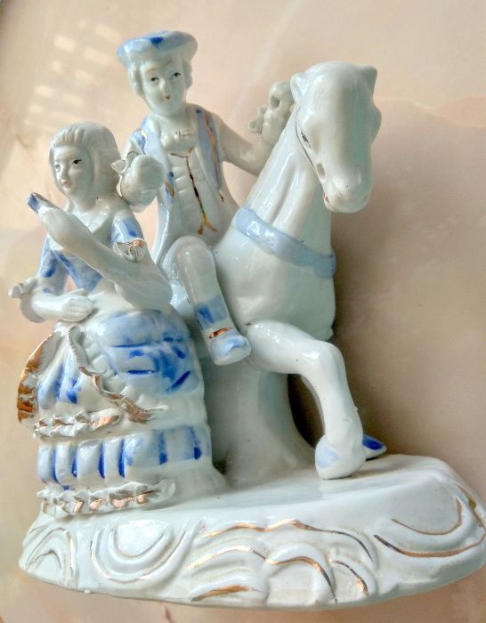 Porcelanowy jeździec na koniu z damą.
