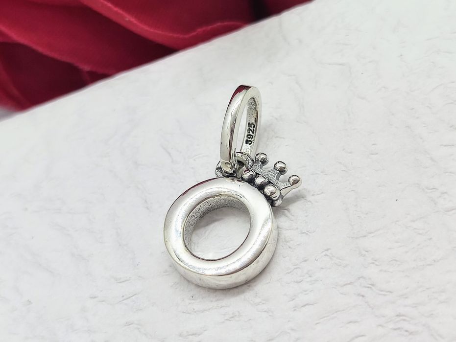 Charm's srebrny zawieszka O w koronie S925