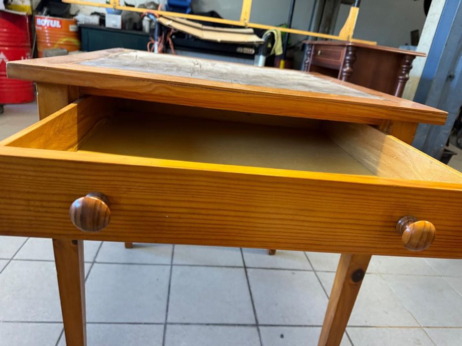 Mesa de jogo com gaveta
