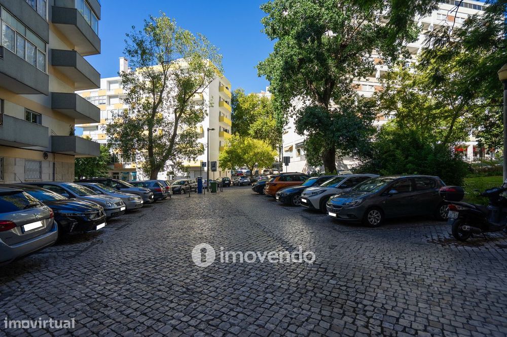 Apartamento T3+1 com áreas amplas e cozinha equipada, no Lumiar
