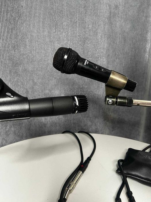 Efekt wokalno-gitarowy TC Helicon Harmony G XT, mikrofony i stojaki