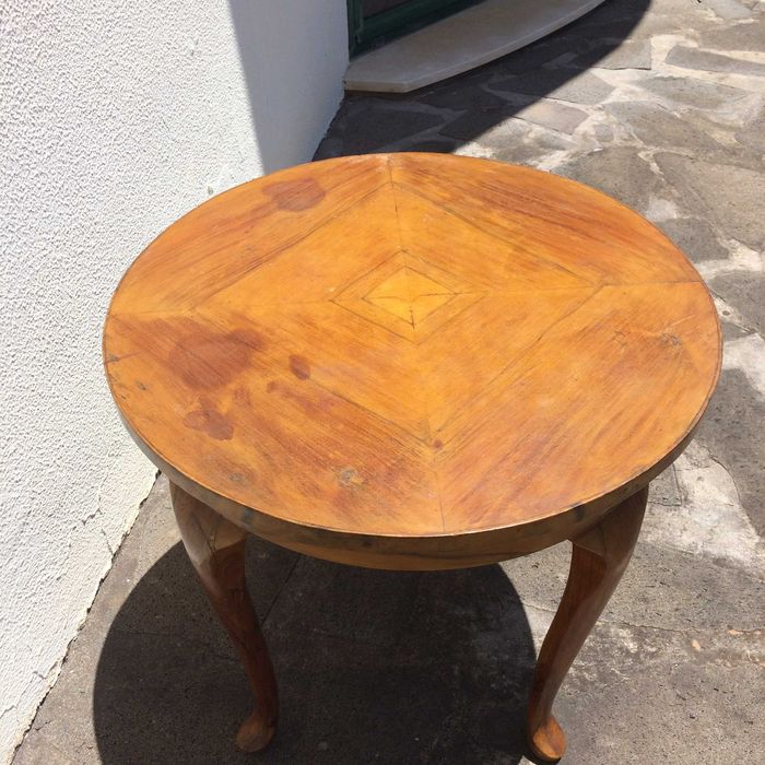 Excelente Mesa Antiga formato circular em madeira