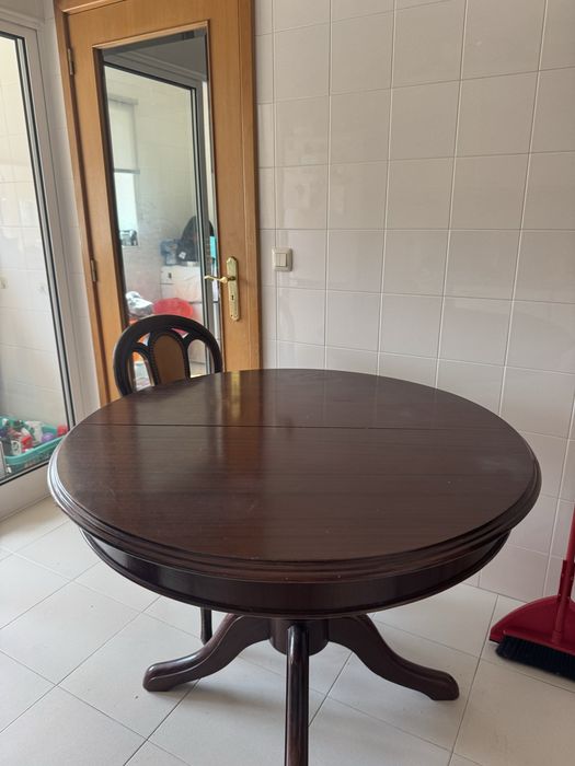 Mesa de cozinha em madeira