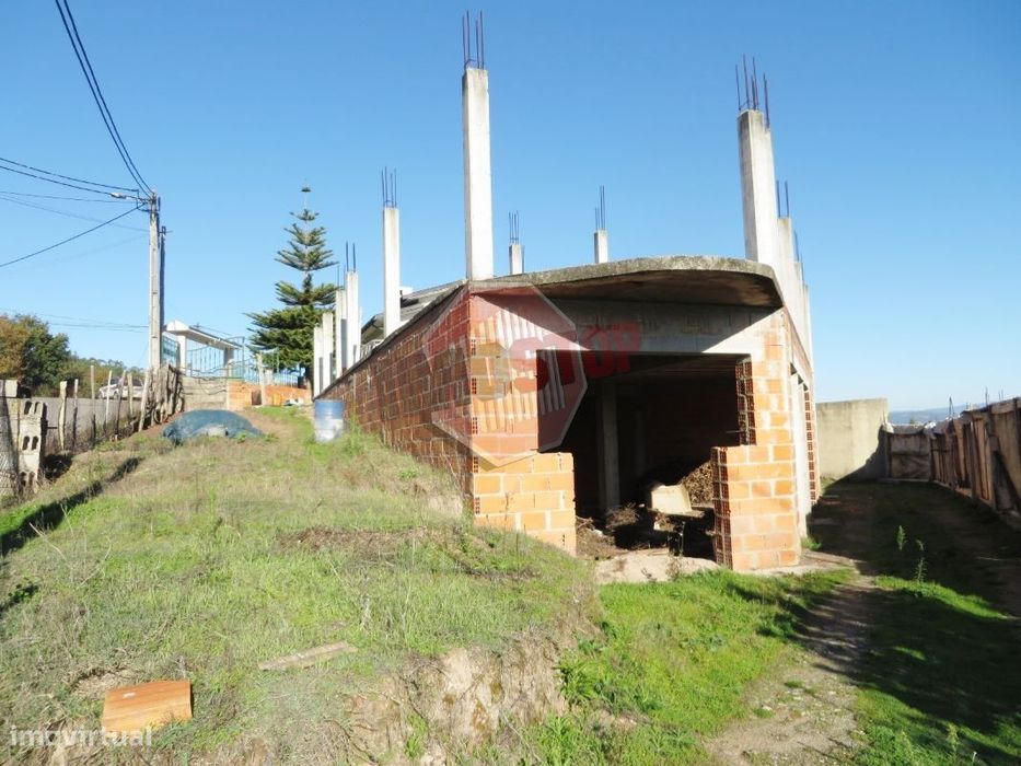 Moradia e Loja em Construção