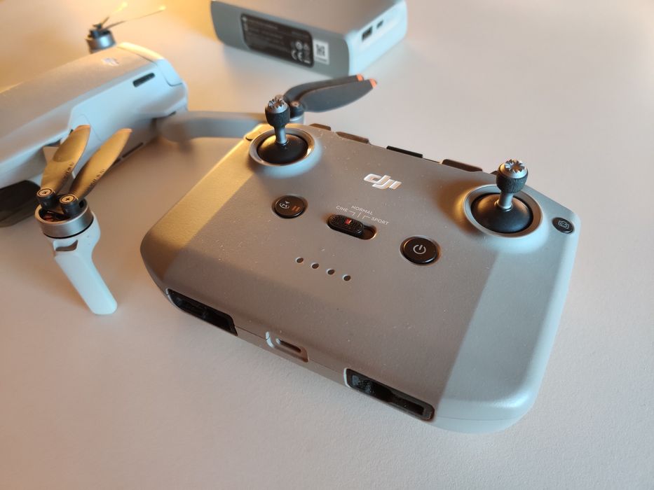 Продам DJI Mini 2 Fly More Combo — компактный и надёжный дрон с отличн