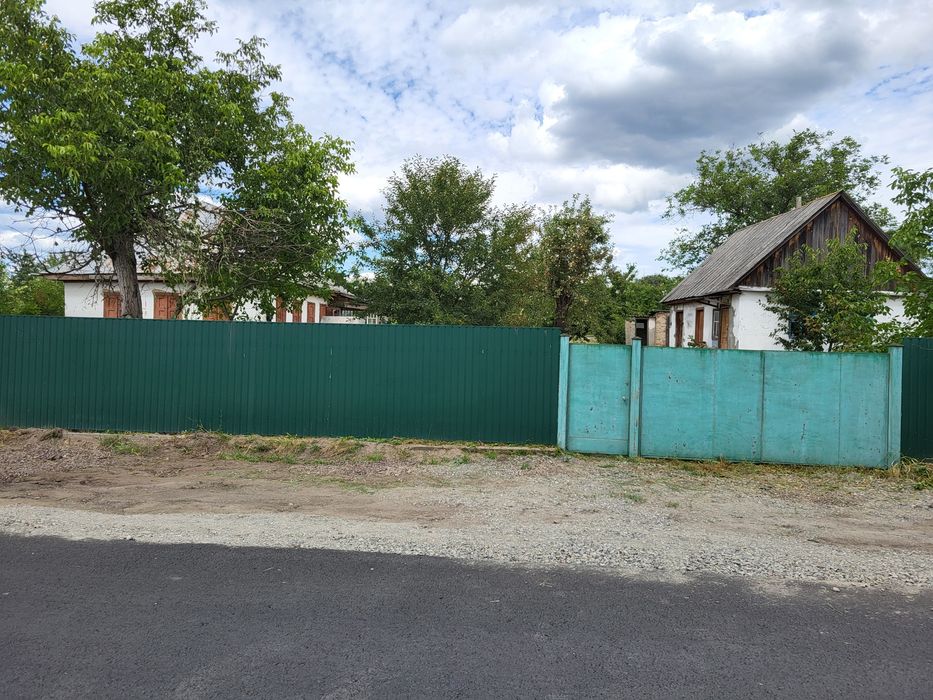 Продається будинок із приватизованою ділянкою.