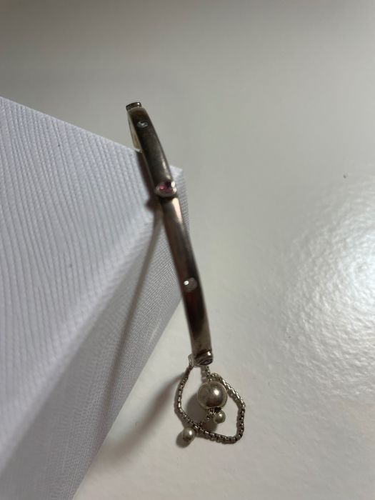Pulseira Pandora com corações rosa
