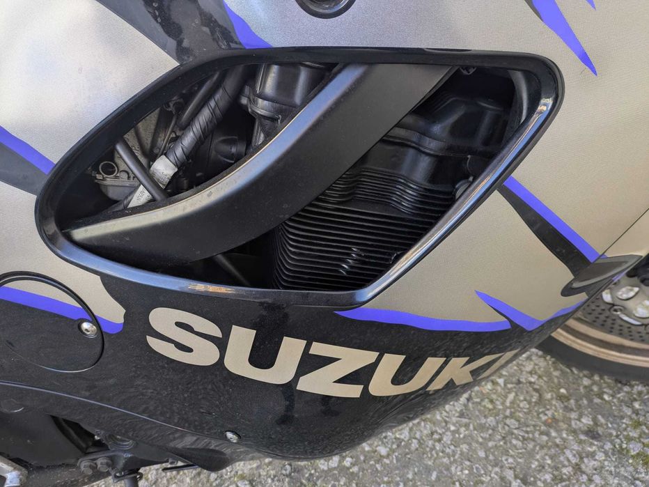 Mota Suzuki 750cc de 1993 impecável