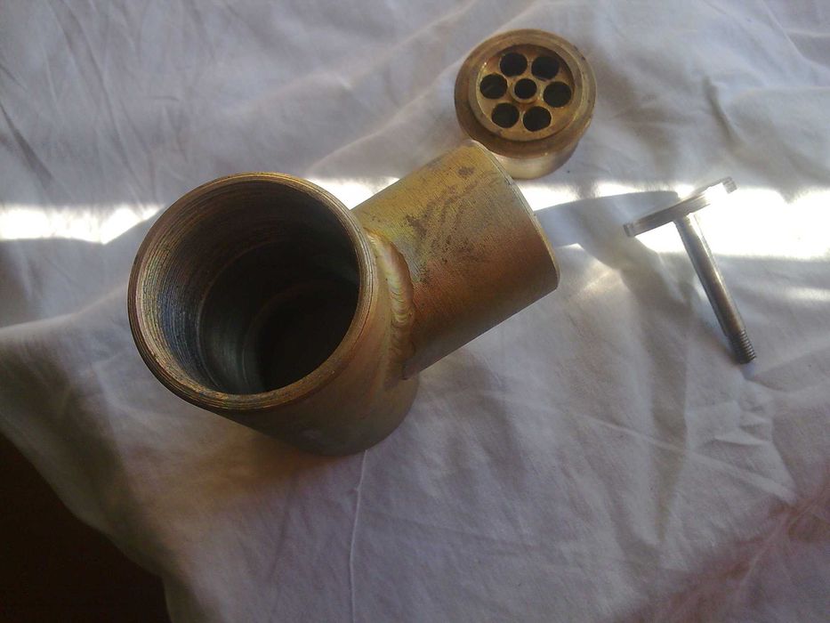 Муфта тройник с клапаном для скважины.