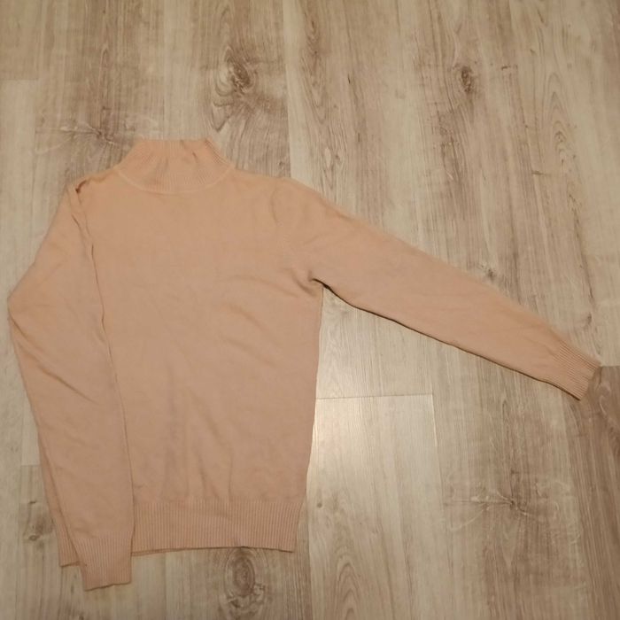 Sweter pasuje na rozmiary XS, S i M.