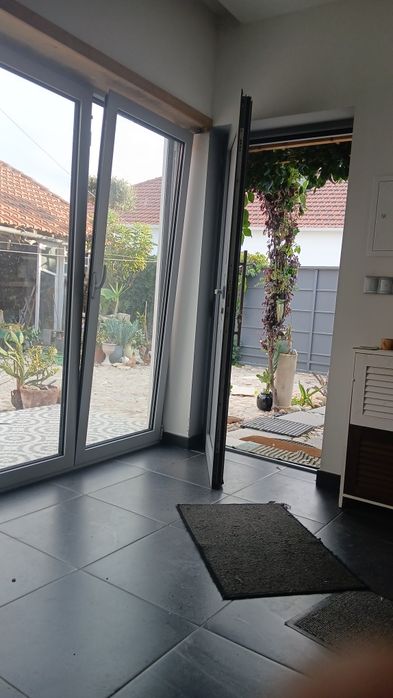 Vivenda V2 de luxo mais outro espaço de area coberta no lote com mais