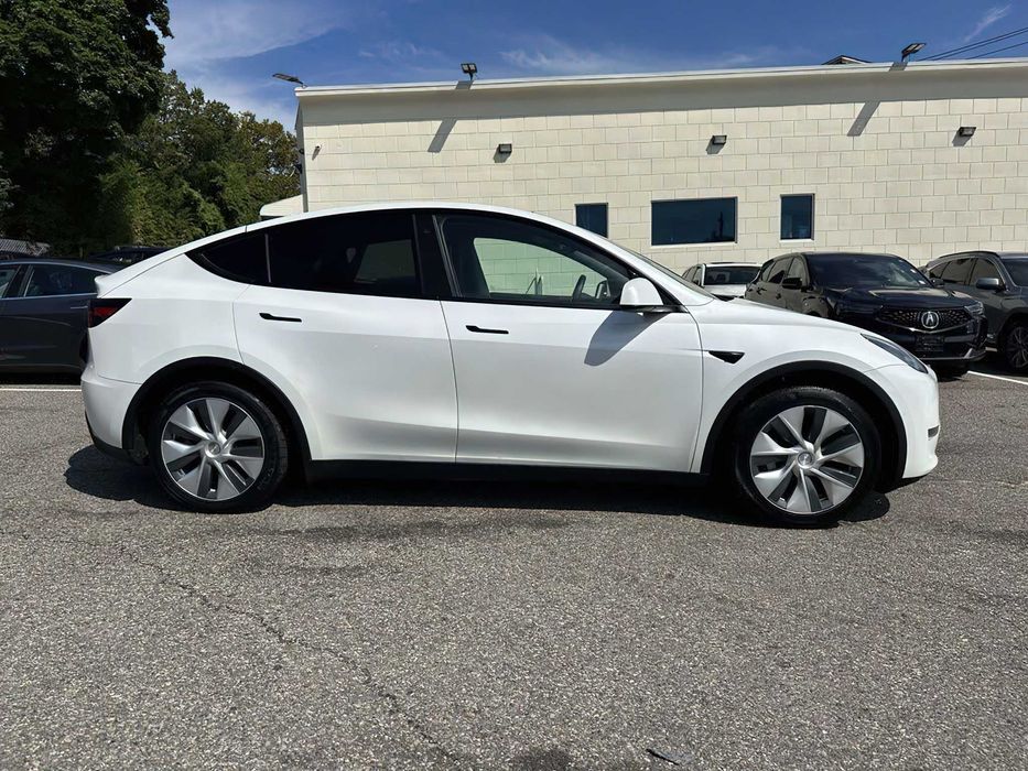 Tesla Model Y      2021