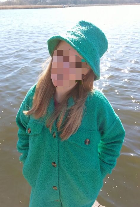 Зелене пальто і в подарок панамку для крутих фотосесій