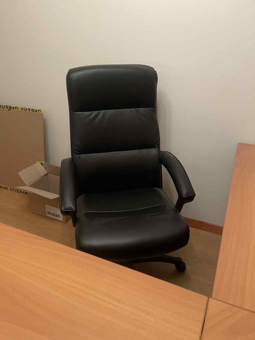 Mesa/ Secretária de canto + cadeira de escritório