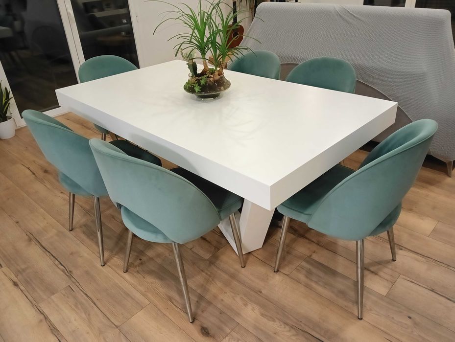 Mesa de sala com cadeiras