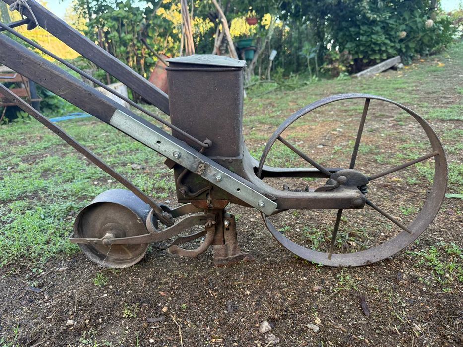 Semeadora Manual Antiga Fontes – Madeira e Ferro