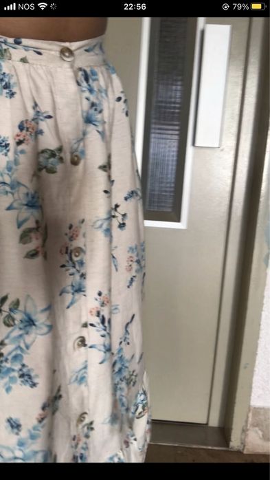 Saia maxi florida em azul e branco