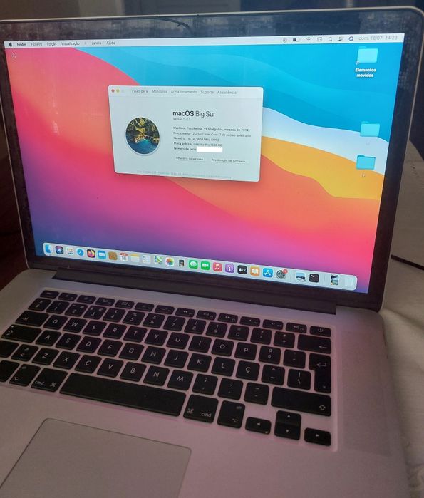 Macbook Pro 15 polegadas com estragos por água