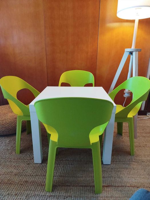 Mesa + 4 cadeiras infantil - Valor negociável