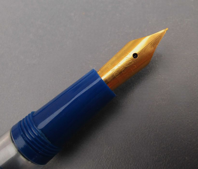 Antiga Caneta de Tinta Permanente STUDIO em cor Azul - NUNCA USADA