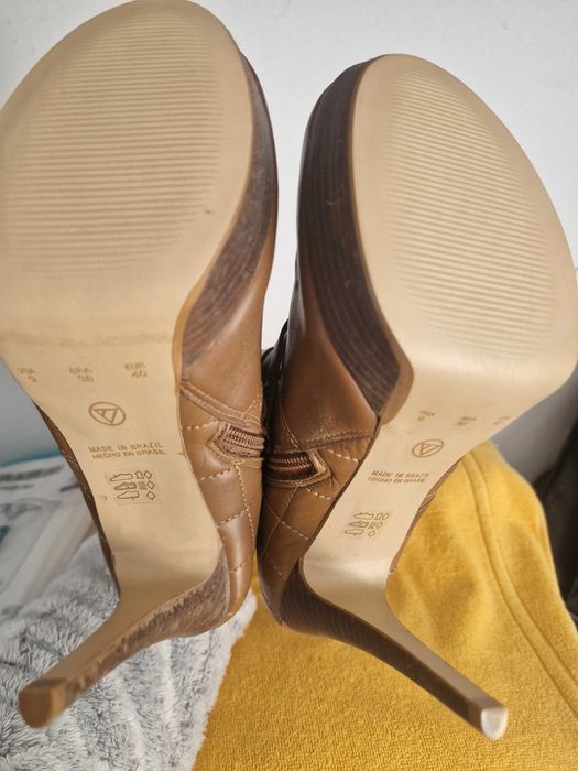 Botins novos , modernos