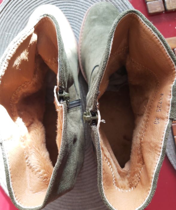 Botki zamszowe z ukryta koturną lekko ocieplane,