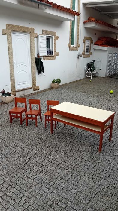 Cadeiras e mesa infantil