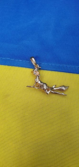 Золотой кулон ведьма на метле
