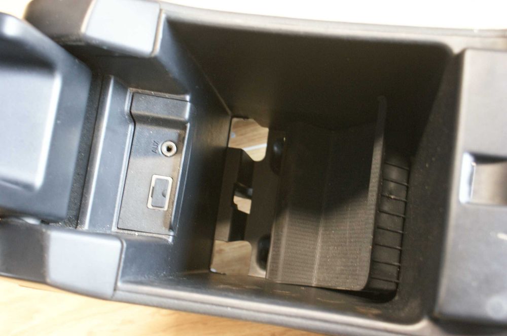 Volvo XC60 Podłokietnik Tunel Schowek Panel Radia