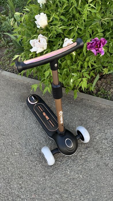 Дитячій триколісний самокат ,складний руль ,музика