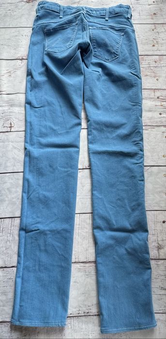 Wrangler Molly W24 L32 niebieskie spodnie – klasyka i wygoda