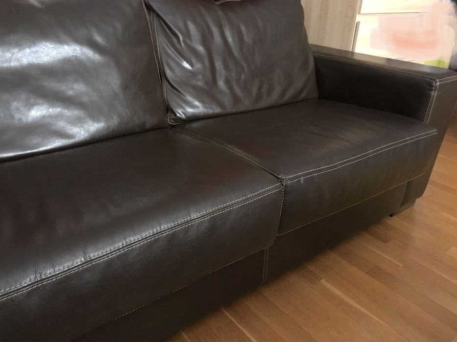 Sofá em pele castanho em muiro bom estado