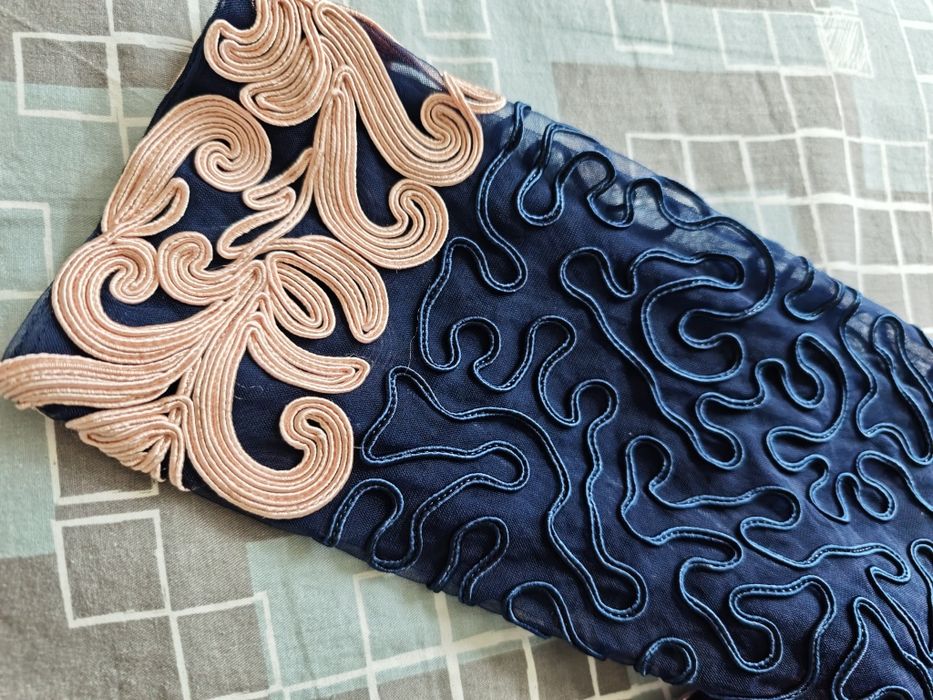 Vestido Azul Marinho com Bordados Soutache e Paetês – Deslumbrante e muito rico em detalhes