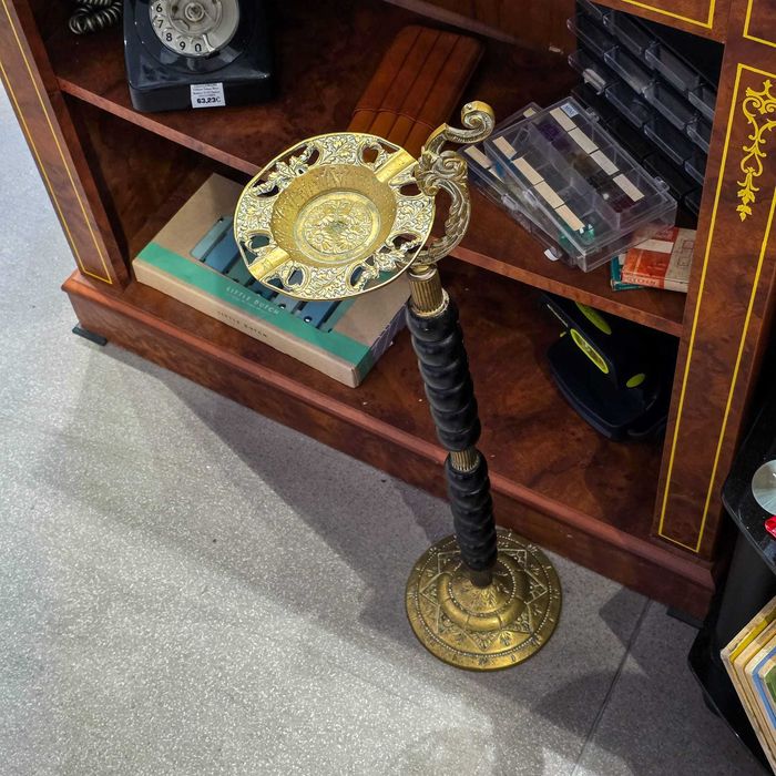 Cinzeiro Chão Antigo em Metal Dourado com Pé Alto e Prato Trabalhado | 68 cm | 1,710 kg
