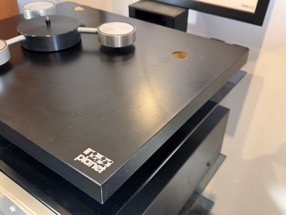 Gramofon rega planet bez ramienia